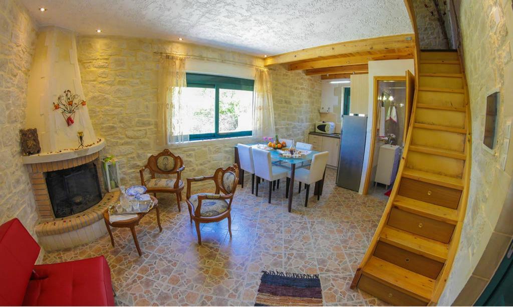 Villa Athina Aryiroúpolis Buitenkant foto